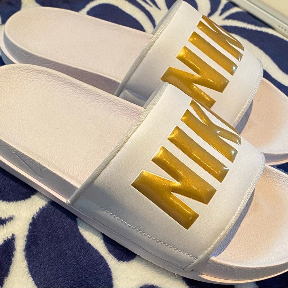 Woman’s Nike slides. Size 7.